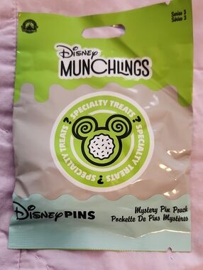Disney Munchlings Mystery Pin Pouch - Lime Green & Cream